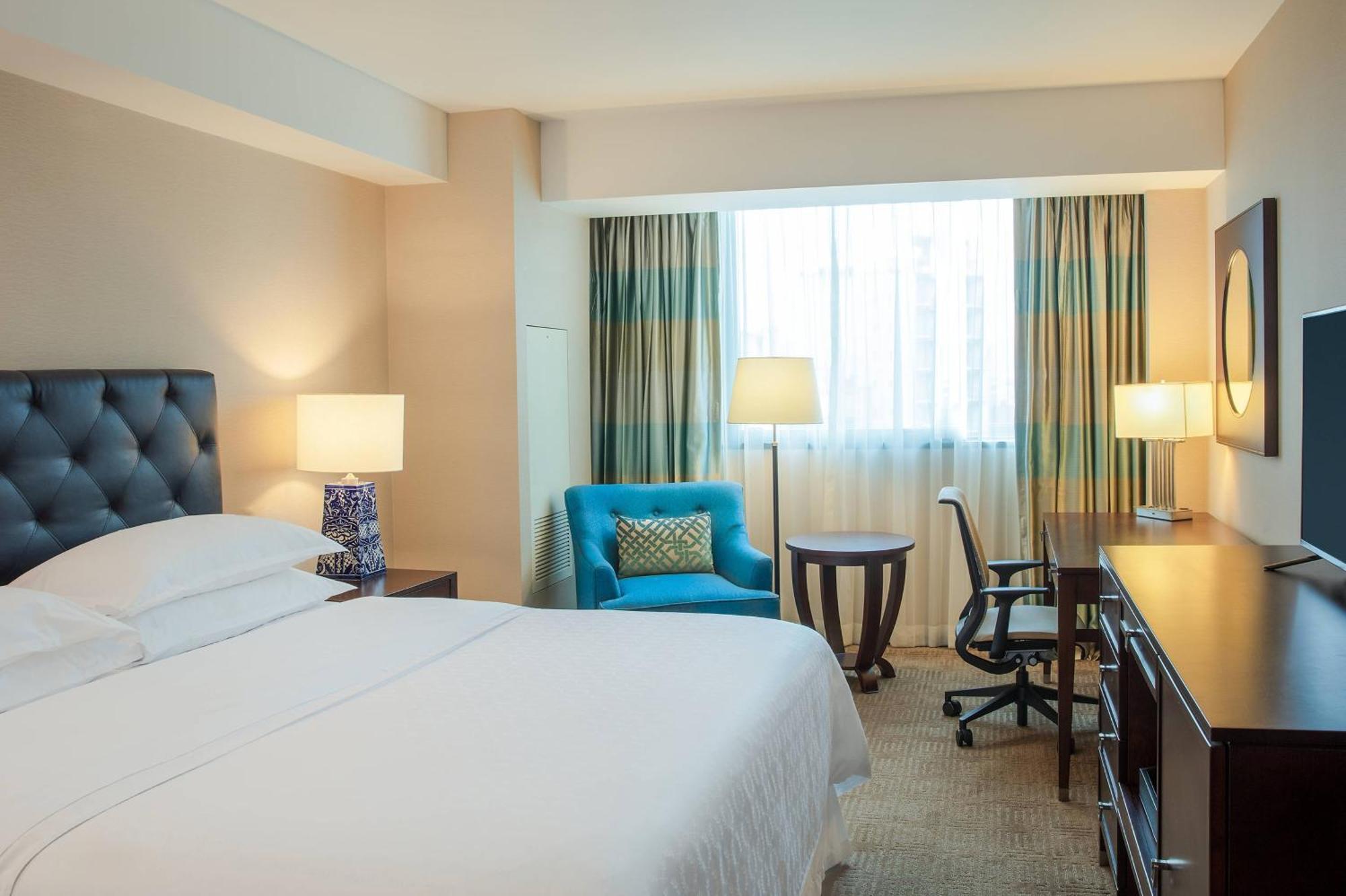 Corner Suite, Club lounge access, 1 Bedroom Suite, 1 King,1613663959:JPEG